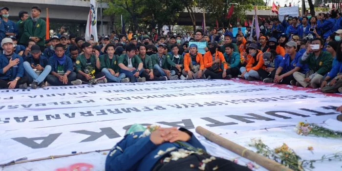 Suasana Aksi BEM Indonesia di Depan Gedung DPR/MPR RI Suasana Aksi BEM Indonesia di Depan Gedung DPR/MPR RI