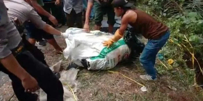 Mayat dalam Koper Berjenis Kelamin Laki-laki, Dibebat Selimut dan Plester
