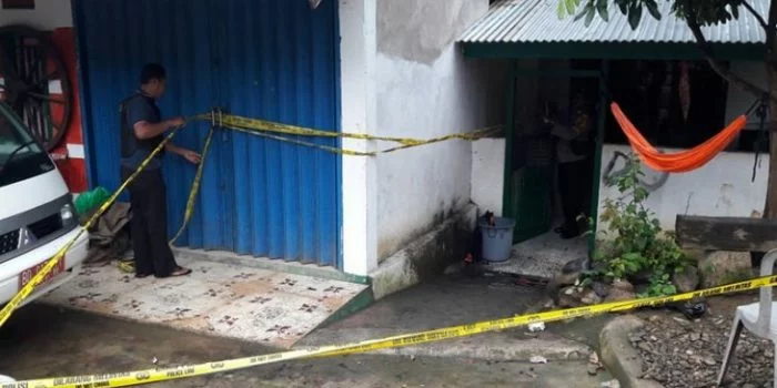Ledakan Bom Tas Depan Rumah Kepala Desa Ledakan Bom Tas Depan Rumah Kepala Desa