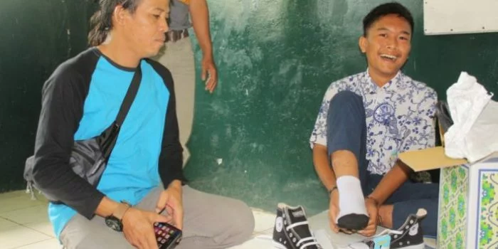 Pasca Insiden Pembakaran Sepatu Oleh Oknum Guru, Rian Kini Bisa Tertawa Kembali Pasca Insiden Pembakaran Sepatu Oleh Oknum Guru, Rian Kini Bisa Tertawa Kembali
