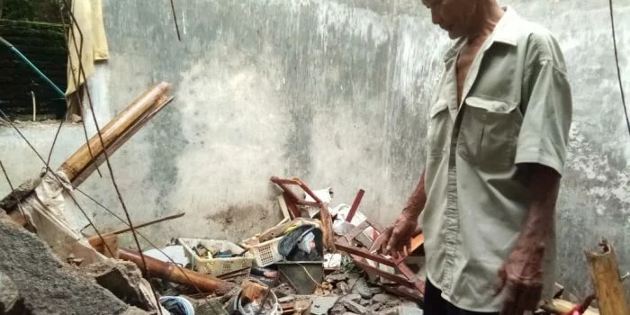 Rumah Kusna Ambruk setelah Disapu Hujan Lebat Rumah Kusna Ambruk setelah Disapu Hujan Lebat