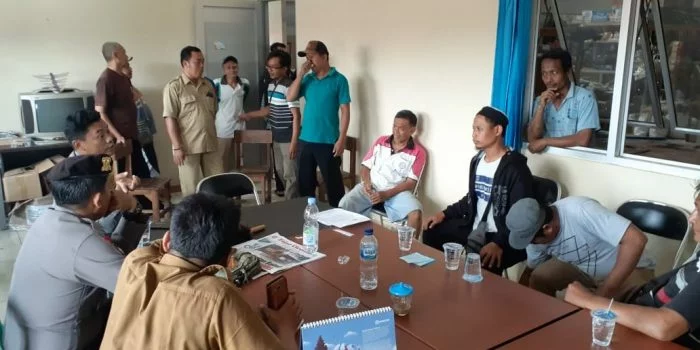 Pedagang Pasar Sumber Protes Pungli Rp700 Ribu Pedagang Pasar Sumber Protes Pungli Rp700 Ribu