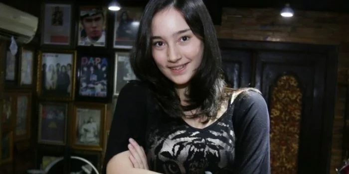 Pemain Film Ghost Writer Ini Suka Membaca Buku, Kenalan Yuk Pemain Film Ghost Writer Ini Suka Membaca Buku, Kenalan Yuk