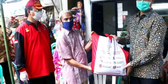 Mensos Pastikan Bansos Jangkau Kelompok Rentan Terkena Dampak Pandemi Corona Mensos Pastikan Bansos Jangkau Kelompok Rentan Terkena Dampak Pandemi Corona