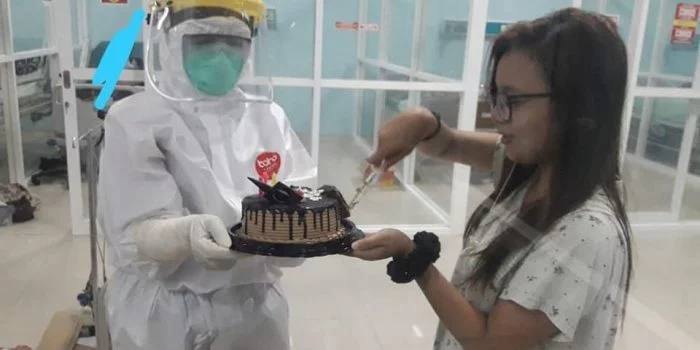 Kisah Haru, Seorang PDP Dinyatakan Sembuh Bertepatan dengan Hari Ulang Tahunnya Kisah Haru, Seorang PDP Dinyatakan Sembuh Bertepatan dengan Hari Ulang Tahunnya