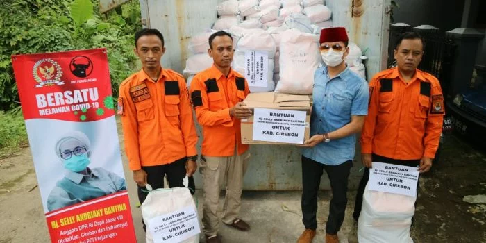 Distribusikan Ribuan Paket Sembako dan Masker untuk Cirebon-Indramayu, Selly: Perlu Gotong Royong Tangani Covid-19 Distribusikan Ribuan Paket Sembako dan Masker untuk Cirebon-Indramayu, Selly: Perlu Gotong Royong Tangani Covid-19