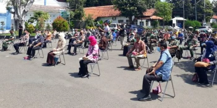 Setelah Heboh Lockdown Lokal, Walikota Tegal Adakan Rapat Sambil Berjemur di Halaman Pendapa Ki Gede Sebayu Setelah Heboh Lockdown Lokal, Walikota Tegal Adakan Rapat Sambil Berjemur di Halaman Pendapa Ki Gede Sebayu