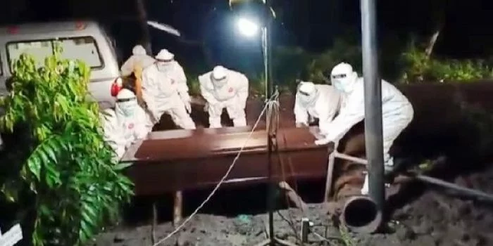 Petugas Pemakaman Pingsan saat Kuburkan PDP Positif Corona Petugas Pemakaman Pingsan saat Kuburkan PDP Positif Corona