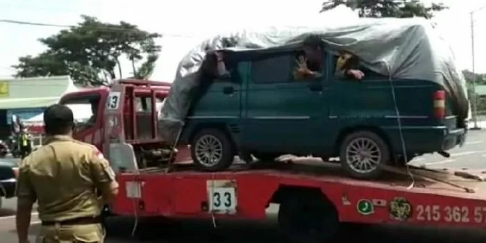 Ada Pemudik Sembunyi di Truk Towing Ada Pemudik Sembunyi di Truk Towing
