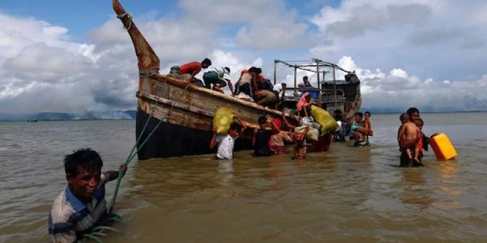 Belasan Meninggal Dunia di Kapal, Puluhan Warga Rohingya Terjebak di Laut Bangladesh Belasan Meninggal Dunia di Kapal, Puluhan Warga Rohingya Terjebak di Laut Bangladesh