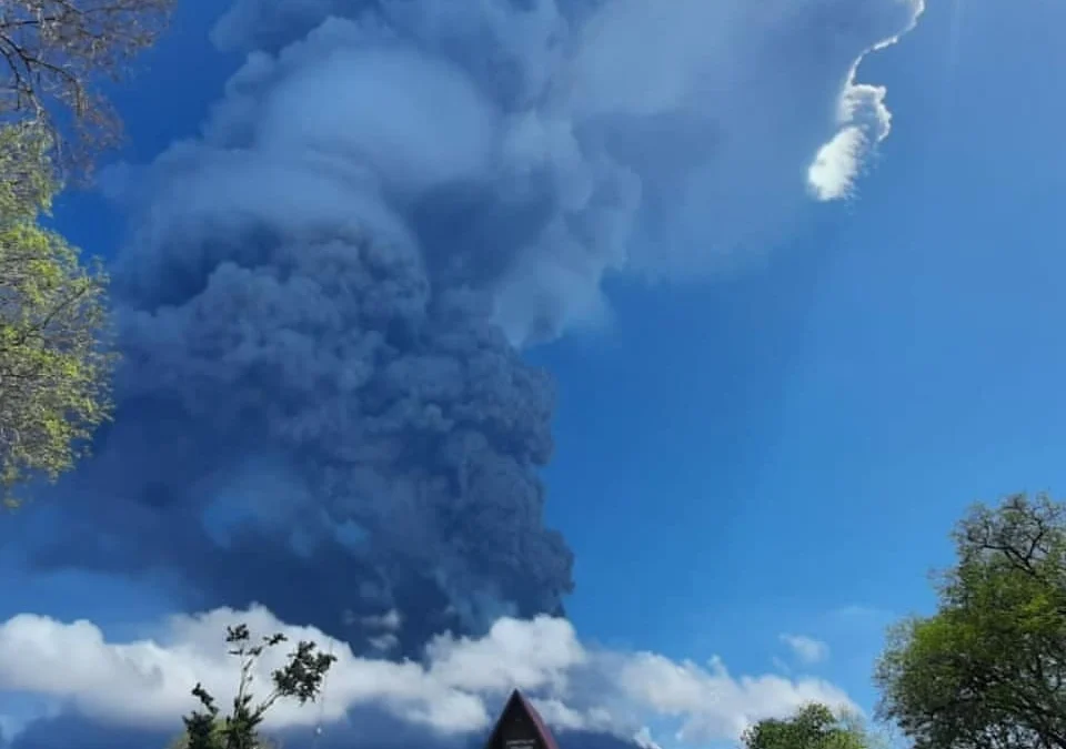 Gunung Ile Lewotolok Erupsi, 2.782 Warga Terdampak Dievakuasi Gunung Ile Lewotolok Erupsi, 2.782 Warga Terdampak Dievakuasi