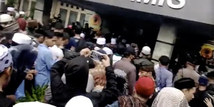 Ribuan Massa Santri Geruduk Mapolres Ciamis, Minta Gantikan Habib Rizieq Shihab di Tahanan Polda Metro Ribuan Massa Santri Geruduk Mapolres Ciamis, Minta Gantikan Habib Rizieq Shihab di Tahanan Polda Metro