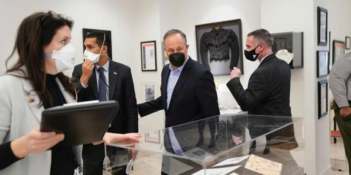 Suami Wapres AS Dievakuasi Usai Ancaman Bom Menargetkan Sekolah Suami Wapres AS Dievakuasi Usai Ancaman Bom Menargetkan Sekolah