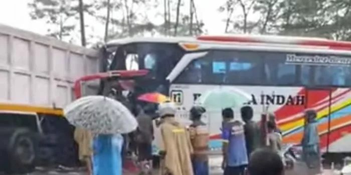Tabrakan Maut Bus Rosalia Indah vs Truk di Jalan Raya Tegal-Purwokerto, 1 Orang Meninggal Dunia Tabrakan Maut Bus Rosalia Indah vs Truk di Jalan Raya Tegal-Purwokerto, 1 Orang Meninggal Dunia