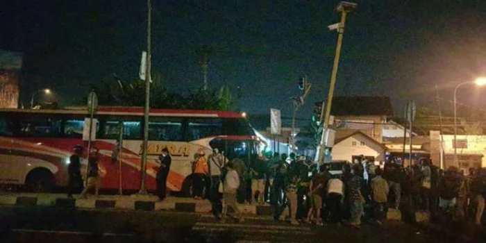 Bus Mira Tabrak 5 Mobil dan 1 Motor di Lampu Merah Ketandan Bus Mira Tabrak 5 Mobil dan 1 Motor di Lampu Merah Ketandan