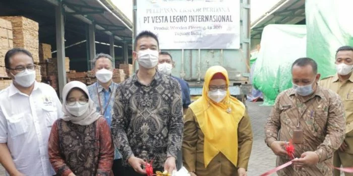 Limbah Kayu Asal Gresik Tembus Pasar India, Kontrak Penjualan Ekspor hingga 350 Ribu Dolar AS Limbah Kayu Asal Gresik Tembus Pasar India, Kontrak Penjualan Ekspor hingga 350 Ribu Dolar AS