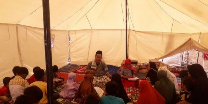 Trauma Healing Anak-anak di Tempat Pengungsian Korban Gempa Pasaman Barat, Baca Al-Qur'an, Surat Pendek dan Alfatihah Trauma Healing Anak-anak di Tempat Pengungsian Korban Gempa Pasaman Barat, Baca Al-Qur'an, Surat Pendek dan Alfatihah