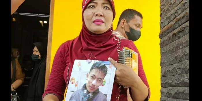 Ibu Kandung WNI Menangis Anaknya Masih Tertahan di Chernihiv Ukraina, Ratmi: Dia Tulang Punggung Keluarga Ibu Kandung WNI Menangis Anaknya Masih Tertahan di Chernihiv Ukraina, Ratmi: Dia Tulang Punggung Keluarga