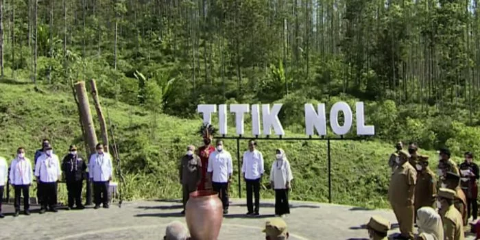 Satukan Tanah dan Air di IKN Bersama Gubernur Se-Indonesia, Jokowi: Ini Bentuk Kebhinekaan Kita Satukan Tanah dan Air di IKN Bersama Gubernur Se-Indonesia, Jokowi: Ini Bentuk Kebhinekaan Kita