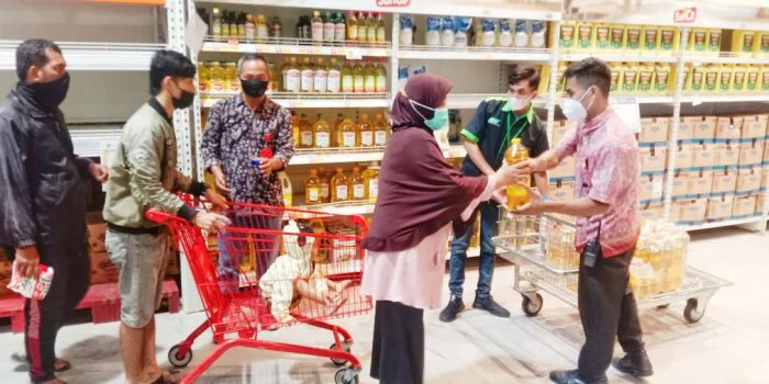 Beli Migor di Kantor Polisi, Mirip Pemilu, Jarinya Dicelup Tinta Biar Tak Datang Dua Kali Beli Migor di Kantor Polisi, Mirip Pemilu, Jarinya Dicelup Tinta Biar Tak Datang Dua Kali