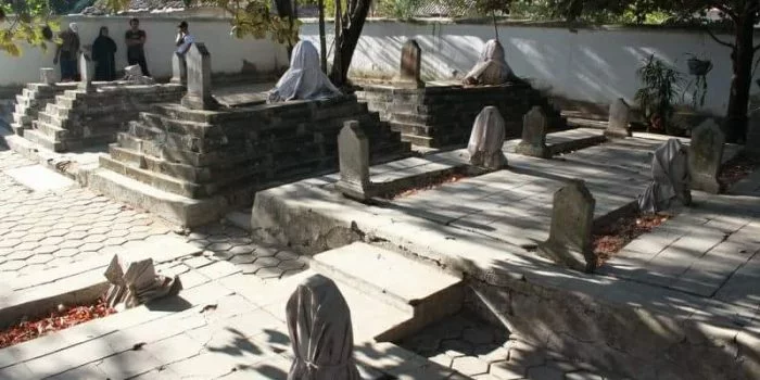 Adakah Hubungan Antara Misteri Kematian Arya Damar dengan Makam Selawe Indramayu? Adakah Hubungan Antara Misteri Kematian Arya Damar dengan Makam Selawe Indramayu?