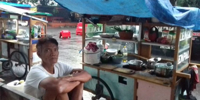 Pengosongan Area Sekitar Alun-alun Sangkala Buana Kraton Kasepuhan, PKL: Tidak Ada Kejelasan, Apakah Mengacu kepada PPKM atau Ruang Terbuka Hijau Pengosongan Area Sekitar Alun-alun Sangkala Buana Kraton Kasepuhan, PKL: Tidak Ada Kejelasan, Apakah Mengacu kepada PPKM atau Ruang Terbuka Hijau