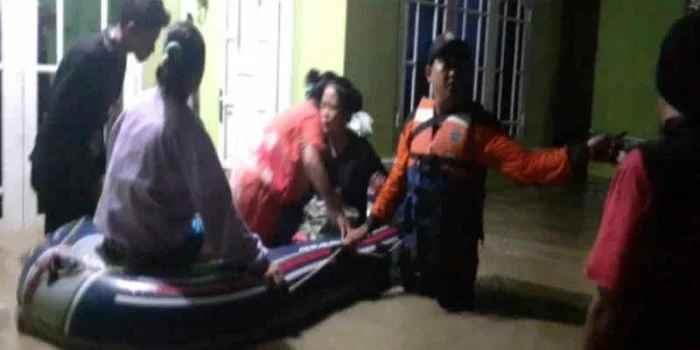 7 Desa 4 Kecamatan 2.433 Rumah Warga di Cirebon Masih Terendam Banjir 7 Desa 4 Kecamatan 2.433 Rumah Warga di Cirebon Masih Terendam Banjir