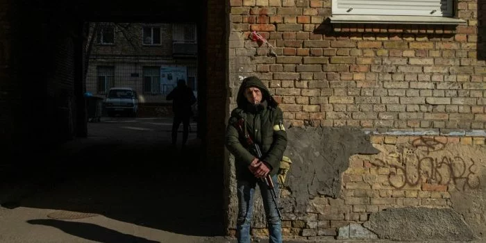 Ilustrasi pasukan sipil berjaga di Kyiv. (Wikimedia Commons/VOA/Yan Boechat)