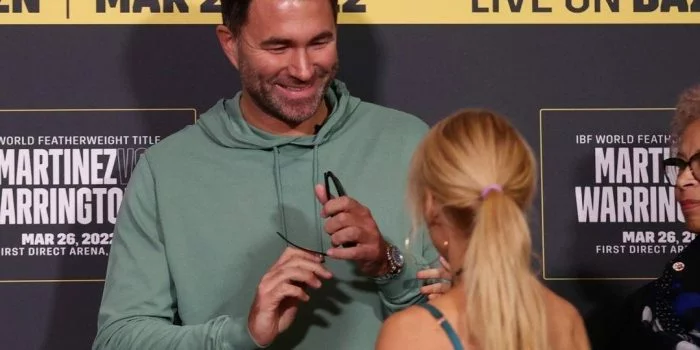 Ebanie Bridges Kenakan Pakaian Dalam, Tawarkan Eddie Hearn Kacamata Hitam Ebanie Bridges Kenakan Pakaian Dalam, Tawarkan Eddie Hearn Kacamata Hitam