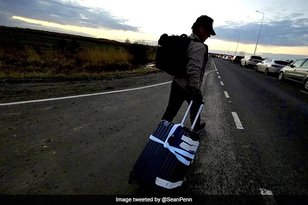 Sean Penn Tinggalkan Ukraina dengan Berjalan Kaki di Antara Ribuan Pengungsi