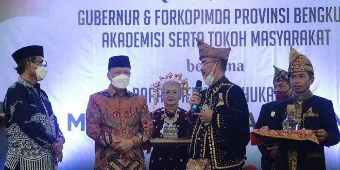 Mahfud MD Sebut Tanah dan Air yang Dibawa Para Gubernur ke Ibu Kota Negara sebagai Simbol Keberagaman dan Kebersatuan
