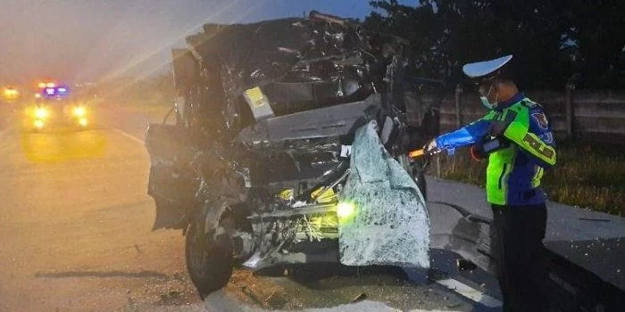 Diduga Sopir Mengantuk, Pikap Muat Jeruk Tabrak Truk di Jalan Tol Ngawi, 2 Orang Tewas Diduga Sopir Mengantuk, Pikap Muat Jeruk Tabrak Truk di Jalan Tol Ngawi, 2 Orang Tewas