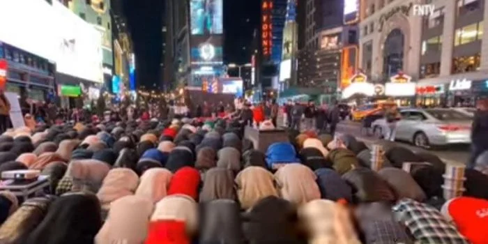 Pertama dalam Sejarah, Sholat Tarawih di Time Square, Begini Kata Imam Islamic Center of New York Pertama dalam Sejarah, Sholat Tarawih di Time Square, Begini Kata Imam Islamic Center of New York