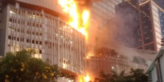 Pusat Perbelanjaan Tunjungan Plaza Terbakar Pusat Perbelanjaan Tunjungan Plaza Terbakar
