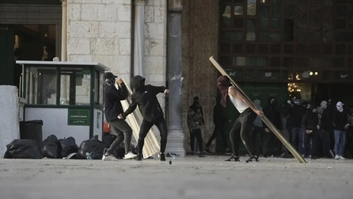 Usai Bentrokan, Polisi Rezim Zionis Serbu Situs Suci Yerusalem Usai Bentrokan, Polisi Rezim Zionis Serbu Situs Suci Yerusalem