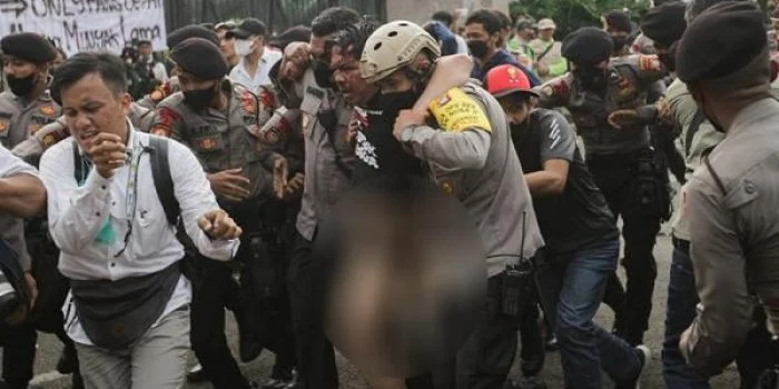 6 Anggota Polisi Terluka Saat Evakuasi Ade Armando 6 Anggota Polisi Terluka Saat Evakuasi Ade Armando