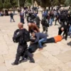 Pemukim Yahudi Kibarkan Bendera Zionis, Puluhan Warga Palestina Terluka Tertangkap Polisi Israel di Al Aqsa Pemukim Yahudi Kibarkan Bendera Zionis, Puluhan Warga Palestina Terluka Tertangkap Polisi Israel di Al Aqsa