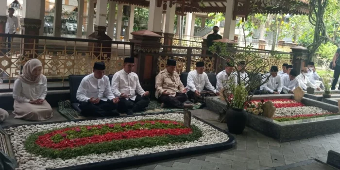 Saat Berkunjung ke Tebuireng, Prabowo Nyekar ke Makam Gus Dur Saat Berkunjung ke Tebuireng, Prabowo Nyekar ke Makam Gus Dur
