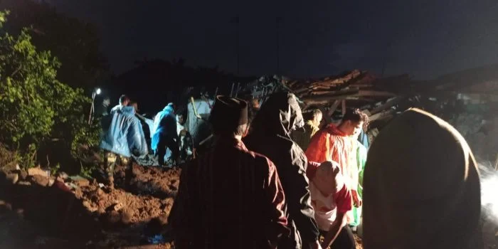 Longsor Cijeruk Bogor, 4 Orang Tertimbun, Satu Ditemukan Tewas Longsor Cijeruk Bogor, 4 Orang Tertimbun, Satu Ditemukan Tewas