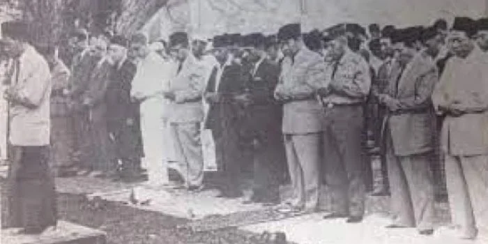 Jarak 7 Meter, 3 Anggota TII Tembak Presiden Soekarno Saat Shalat Idul Fitri Jarak 7 Meter, 3 Anggota TII Tembak Presiden Soekarno Saat Shalat Idul Fitri