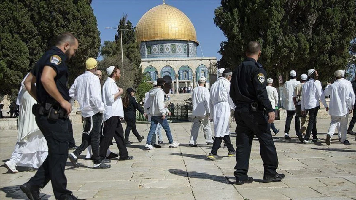Peringatan 74 Tahun, Ratusan Pemukim Israel Kibarkan Bendera Zionis di Kompleks Al Aqsa