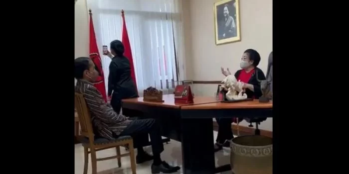 Potret Megawati Ngobrol Serius dengan Jokowi, Tidak Tampak Hasto Kristiyanto Potret Megawati Ngobrol Serius dengan Jokowi, Tidak Tampak Hasto Kristiyanto