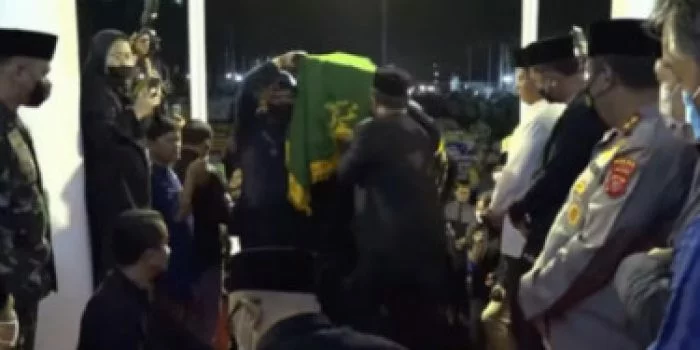 Jenazah Eril Diiringi Lantunan Salawat Menuju Gedung Pakuan Jenazah Eril Diiringi Lantunan Salawat Menuju Gedung Pakuan