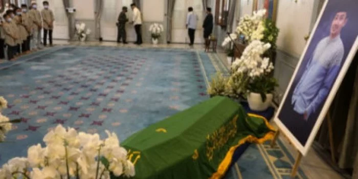 Keluarga Besar Kang Emil Izinkan Warga Takziah ke Gedung Pakuan Setelah Pukul 22.00 WIB Keluarga Besar Kang Emil Izinkan Warga Takziah ke Gedung Pakuan Setelah Pukul 22.00 WIB