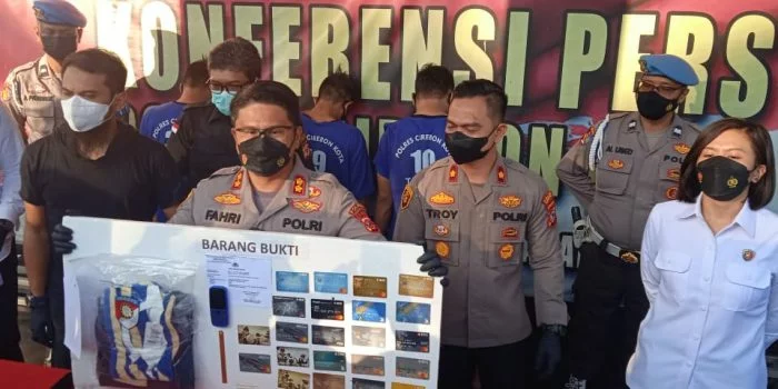 Polres Cirebon Kota Berhasil Amankan 3 Tersangka Ganjal ATM Polres Cirebon Kota Berhasil Amankan 3 Tersangka Ganjal ATM