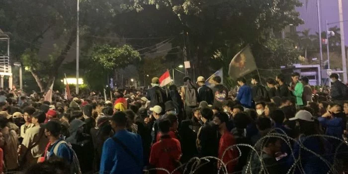 Sempat Memanas Saat Adzan Isya Diam Serempak, Aksi Mahasiswa-Buruh Tolak Kenaikan Harga BBM Masih Bertahan di Patung Kuda Sempat Memanas Saat Adzan Isya Diam Serempak, Aksi Mahasiswa-Buruh Tolak Kenaikan Harga BBM Masih Bertahan di Patung Kuda