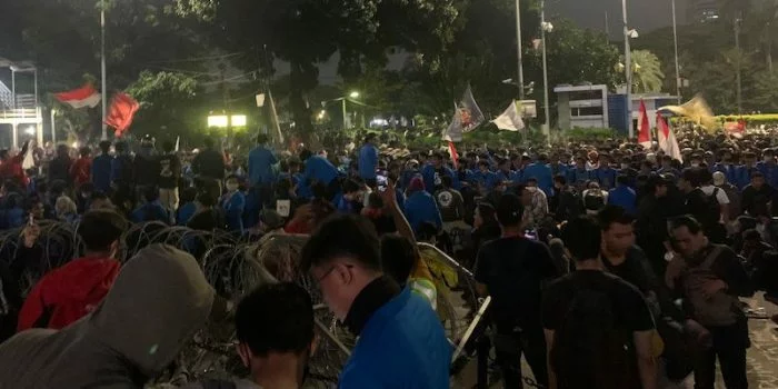 Diminta Polisi Bubar, Massa Aksi: Tidak Ada Kata Mundur Diminta Polisi Bubar, Massa Aksi: Tidak Ada Kata Mundur