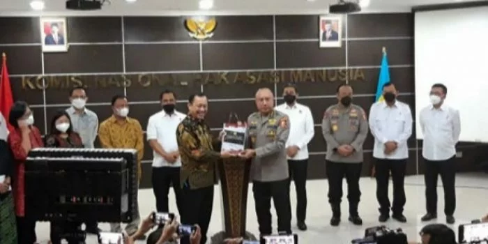 Komnas HAM Ungkap Ponsel Yosua Sempat Diganti Sebelum Diserahkan ke Pihak Kepolisian Komnas HAM Ungkap Ponsel Yosua Sempat Diganti Sebelum Diserahkan ke Pihak Kepolisian