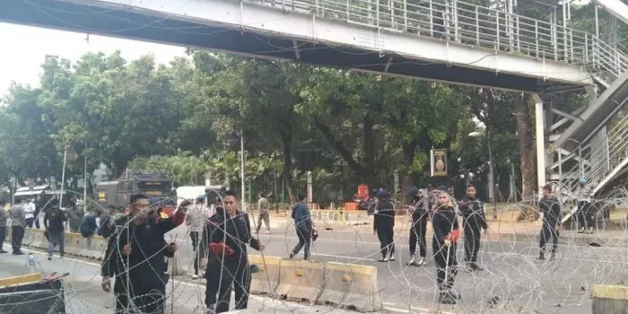 Aksi Tolak Kenaikan Harga BBM, 4 Demonstran Diamankan Aksi Tolak Kenaikan Harga BBM, 4 Demonstran Diamankan