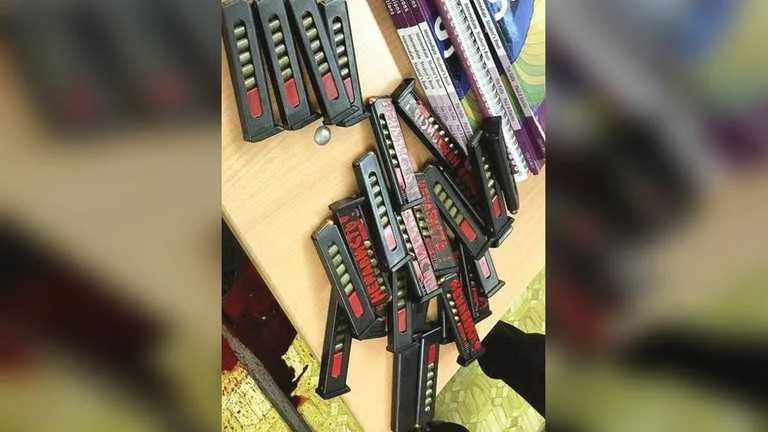 Pria Bersenjata Berkaos Lambang Swastika Tewaskan 15 Orang di Sekolah Rusia Pria Bersenjata Berkaos Lambang Swastika Tewaskan 15 Orang di Sekolah Rusia